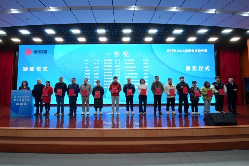 17663933667140849bgY.jpg 左起第四位李旭冬(1).jpg